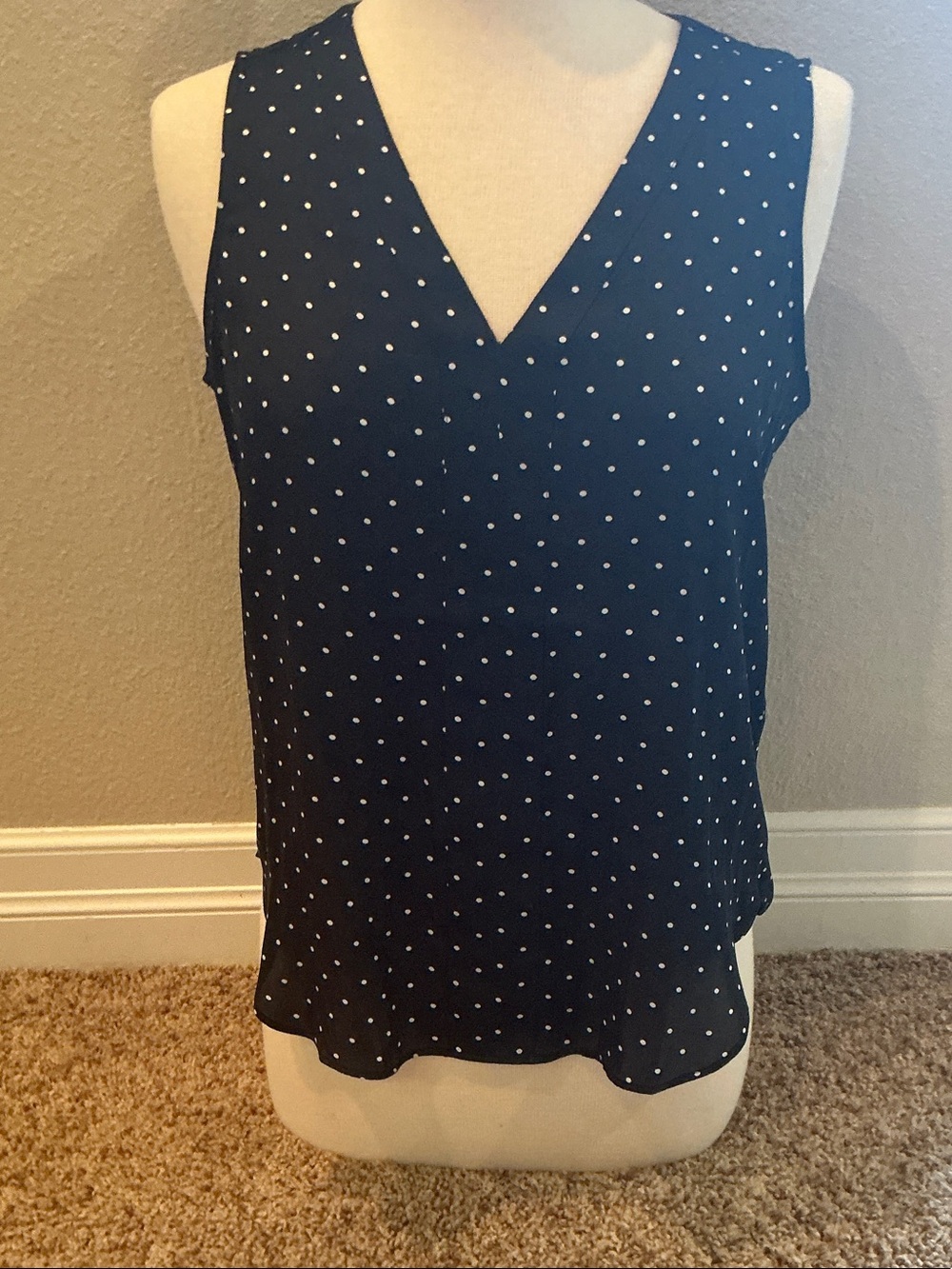 ✨Banana Republic black and white Polka Dot V-Neck top